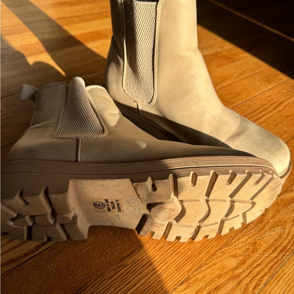 Soda chunky Chelsea boots in great condition!! - Picture 2 of 2